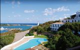 Blick auf den Pool am Meer im Hotel Luci di la Muntagna auf Sardinien in Italien