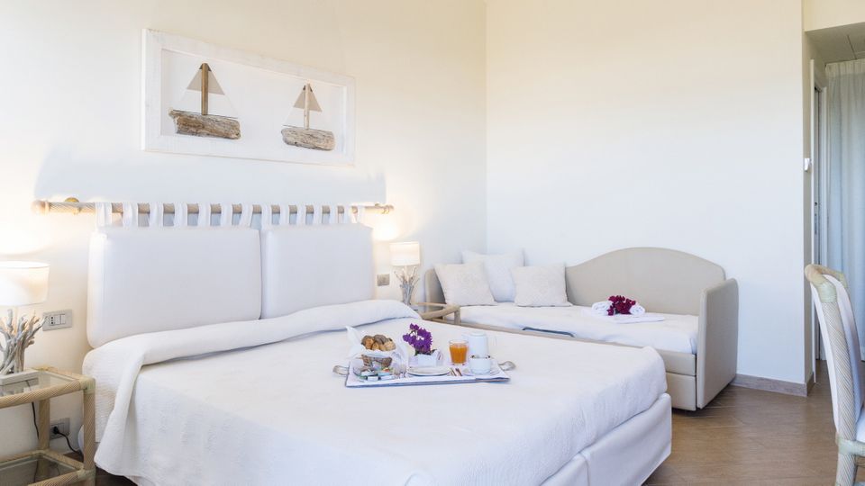 Frühstück im Bett im eigenen Zimmer in Hotel Palau auf Sardinien in Italien