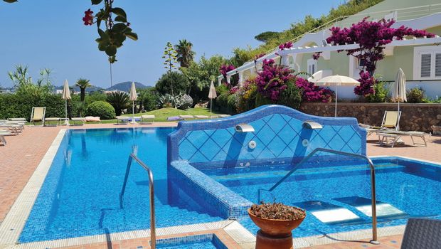 Pool vom Hotel Albatros in Ischia, Italien, mit Garten 