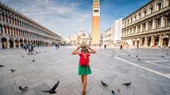 Touristin auf dem San Marco Platz in Venedig