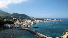 schöne Aussicht auf das Meer mit Hafen von Ischia, Italien