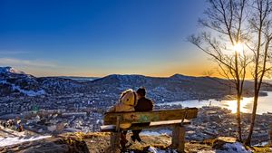 Paar auf Bank mit Blick über Bergen, Norwegen