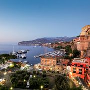 Aussicht auf das Meer am Abend vor Hotel Il Faro auf Sorrent in Italien