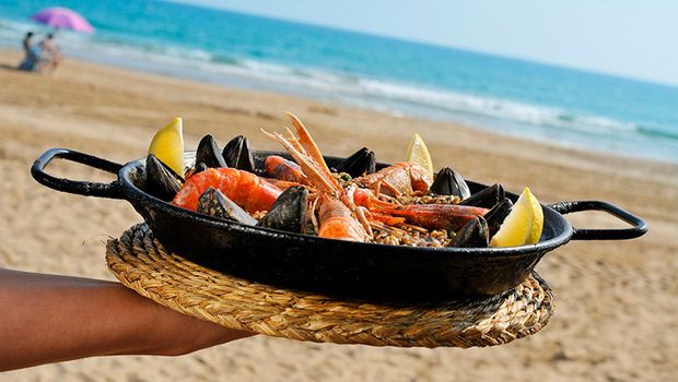 Paella am Strand serviert