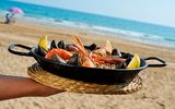 Paella am Strand serviert