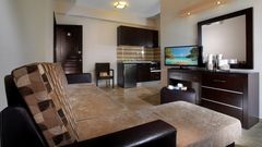 Modern eingerichtetes Apartment mit Küchenzeile, gemütlicher Sitzecke und Flachbild-TV – ideal für entspannte Urlaubstage mit Selbstverpflegung.