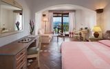 edel eingerichtete Suite im Hotel La Bisaccia in Sardinien, Italien