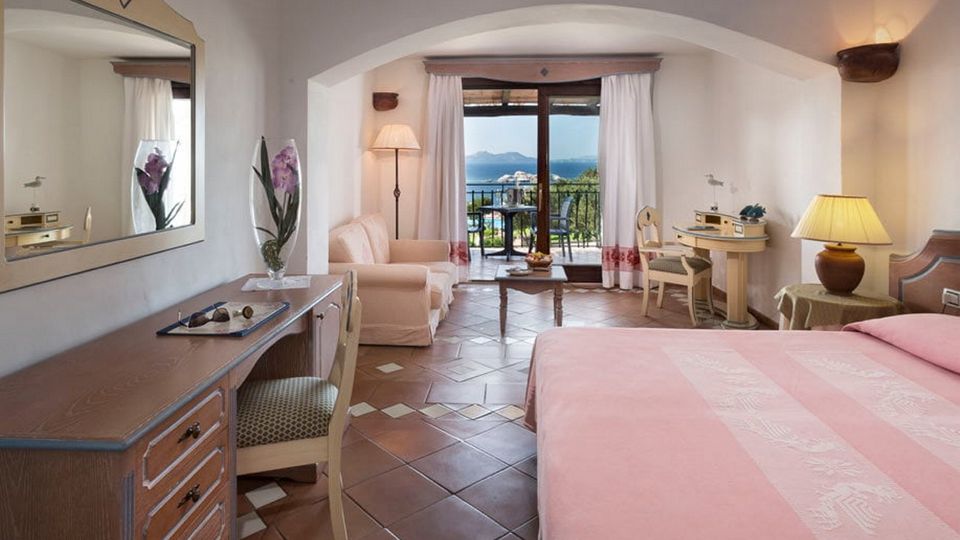 edel eingerichtete Suite im Hotel La Bisaccia in Sardinien, Italien