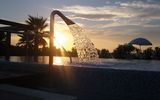 Sonnenuntergang genießen im Pool am Acacia Resort auf Sizilien in Italien