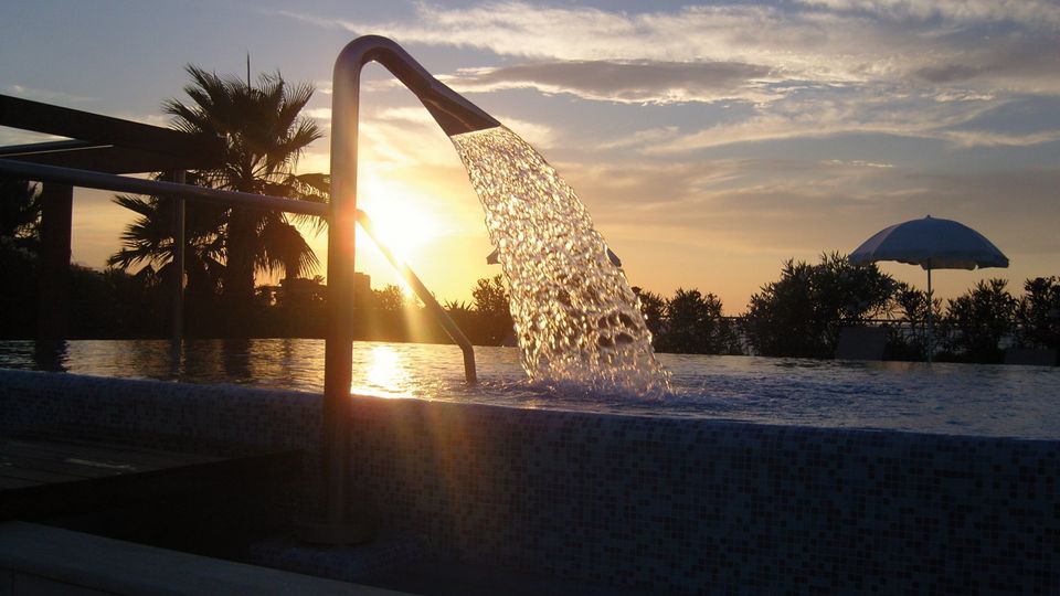 Sonnenuntergang genießen im Pool am Acacia Resort auf Sizilien in Italien