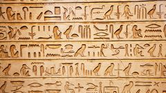 Hieroglyphen auf einer Steinwand