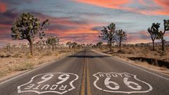 Route 66 mit Joshua Bäumen in der Mojave Wüste