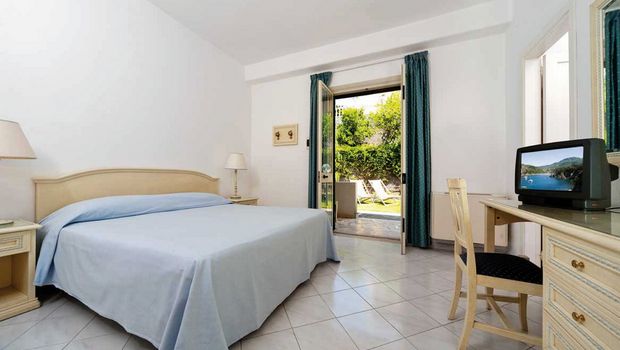 Zimmerbeispiel im Hotel Parco Delle Agavi in Italien, Ischia