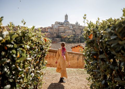 Frau läuft nach Siena