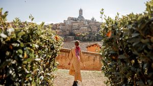 Frau läuft nach Siena