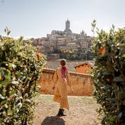 Frau läuft nach Siena