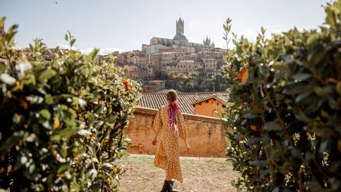 Frau läuft nach Siena