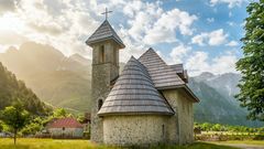 Christliche Kirche im Dorf Theth im Prokletije-Gebirge