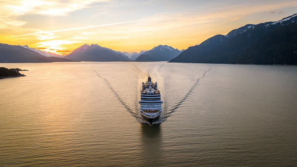 MS Nieuw Amsterdam bei Sonnenuntergang