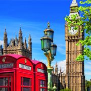 Typisch rote Telefonzellen vor Big Ben in London