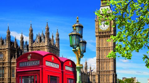 Typisch rote Telefonzellen vor Big Ben in London