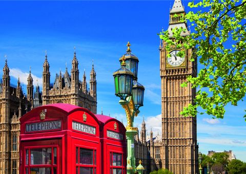 Typisch rote Telefonzellen vor Big Ben in London