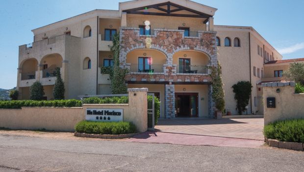 Eingang zum Blu Hotel Morisco in Sardinien, Italien