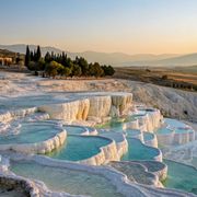 Pamukkale Kalksinterterrassen ©MDOsman, AdobeStock Pamukkale Kalksinterterrassen