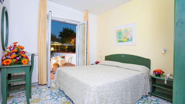 Zimmer mit Terrasse im Hotel Terme la Pergola auf Ischia, Italien