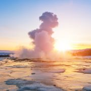 Geysir zum Sonnenuntergang, Island ©Jag_cz, AdobeStock Geysir zum Sonnenuntergang, Island