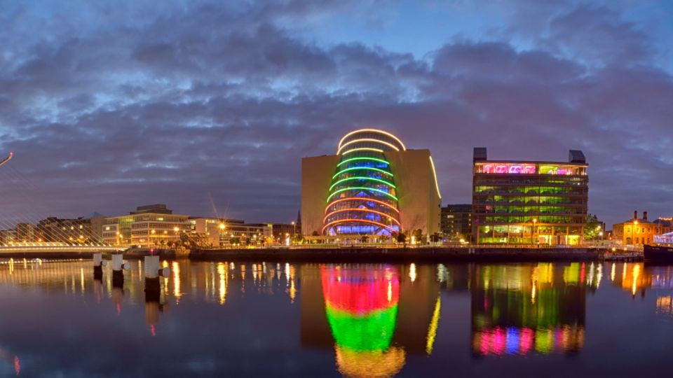 Samuel Beckett Bridge und der Fluss Liffey in Dublin