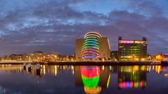 Samuel Beckett Bridge und der Fluss Liffey in Dublin
