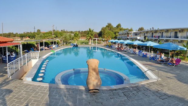 großer Pool mit Wasserspiel im Hotel Lintzi in Peloponnes, Griechenland
