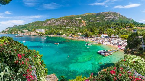 Panoramablick auf die Bucht von Paleokastritsa, Insel Korfu