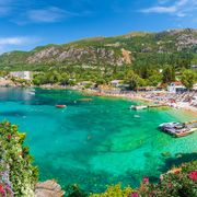 Bucht von Paleokastritsa, Insel Korfu ©Balate Dorin, AdobeStock Panoramablick auf die Bucht von Paleokastritsa, Insel Korfu