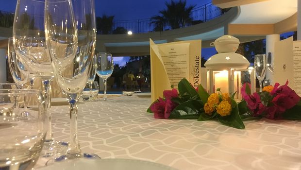 Abendessen genießen im Restaurant im Hotel Dolcestate auf Sizilien in Italien