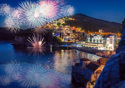 Feuerwerk über Budva