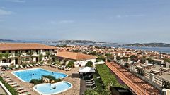 Hotel Palau Pool  ©Hotel Palau - momento Blick auf zwei Pools und das Meer vor Hotel Palau auf Sardinien in Italien