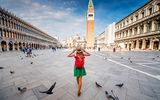 Touristin auf dem San Marco Platz in Venedig