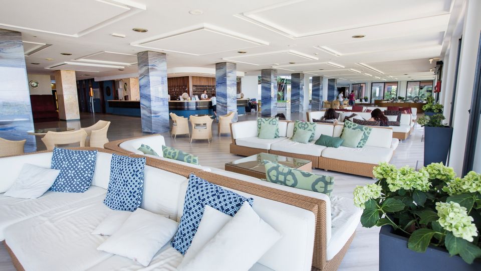 Helle und großzügige Lobby mit stilvollen Loungemöbeln und modernem Design – einladender Ort für entspannte Momente und erste Urlaubsfreude beim Check-in.