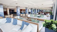 Helle und großzügige Lobby mit stilvollen Loungemöbeln und modernem Design – einladender Ort für entspannte Momente und erste Urlaubsfreude beim Check-in.