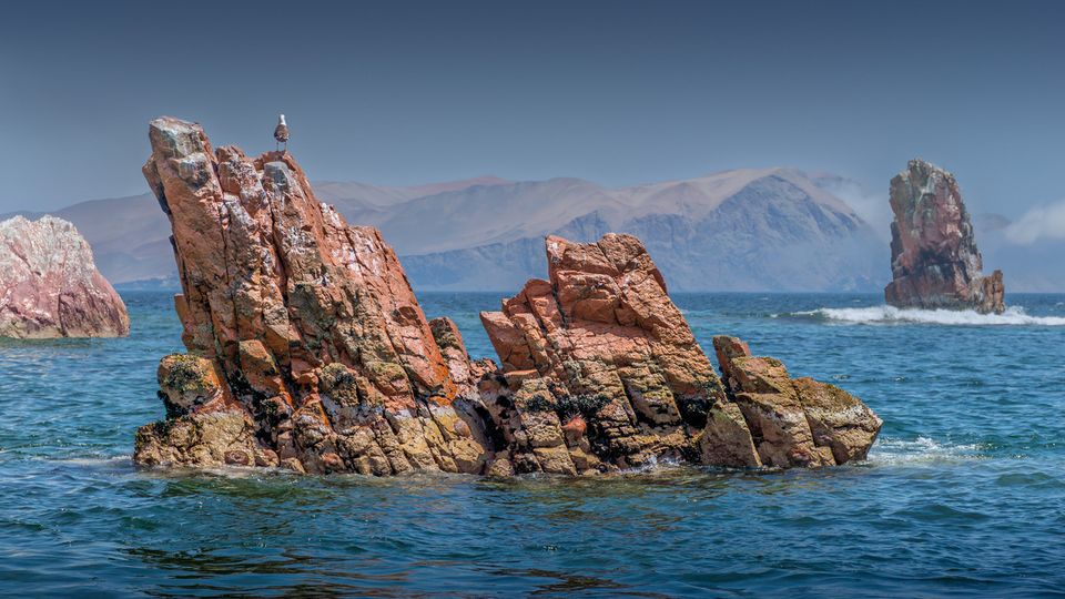 Felsen im Meer bei den Ballestas Islands, Peru
