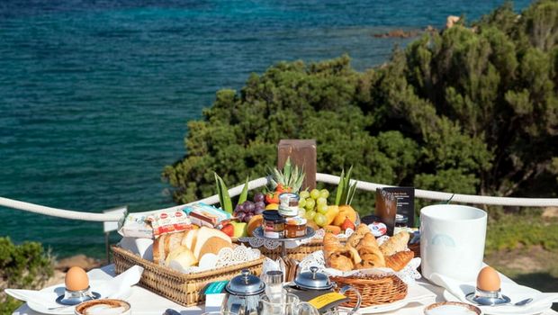 Frühstück am Meer im Hotel La Bisaccia in Sardinien, Italien