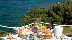 Frühstück am Meer im Hotel La Bisaccia in Sardinien, Italien