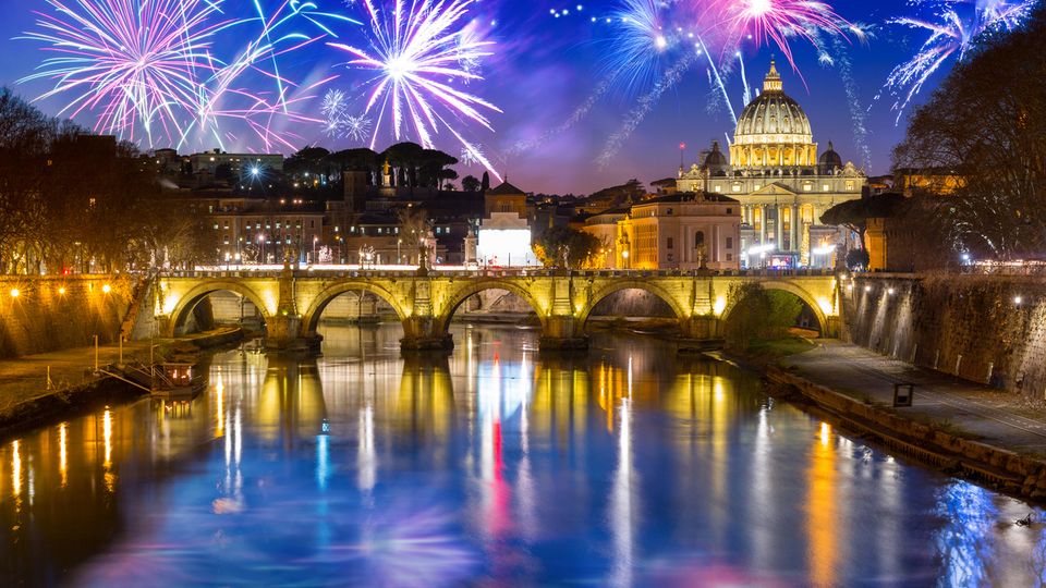 Feuerwerk über der Vatikanstadt mit der Engelsbrücke in Rom