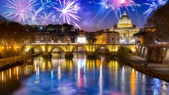 Feuerwerk über der Vatikanstadt mit der Engelsbrücke in Rom