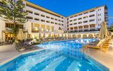 Blick auf nächtlichen Pool im Theartemis Palace