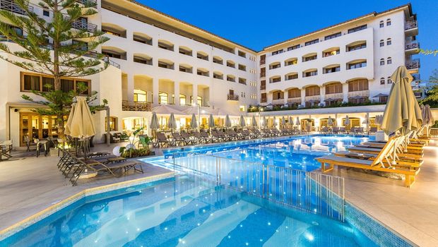 Blick auf nächtlichen Pool im Theartemis Palace