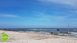 Einsamer Strand auf Rügen mit Meer