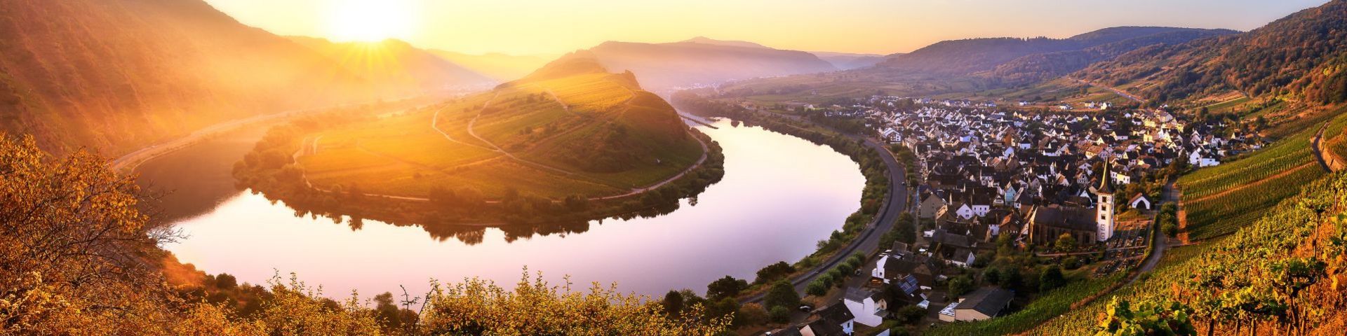 Moselschleife bei Sonnenuntergang auf einer Deutschlandreise mit sz-Reisen